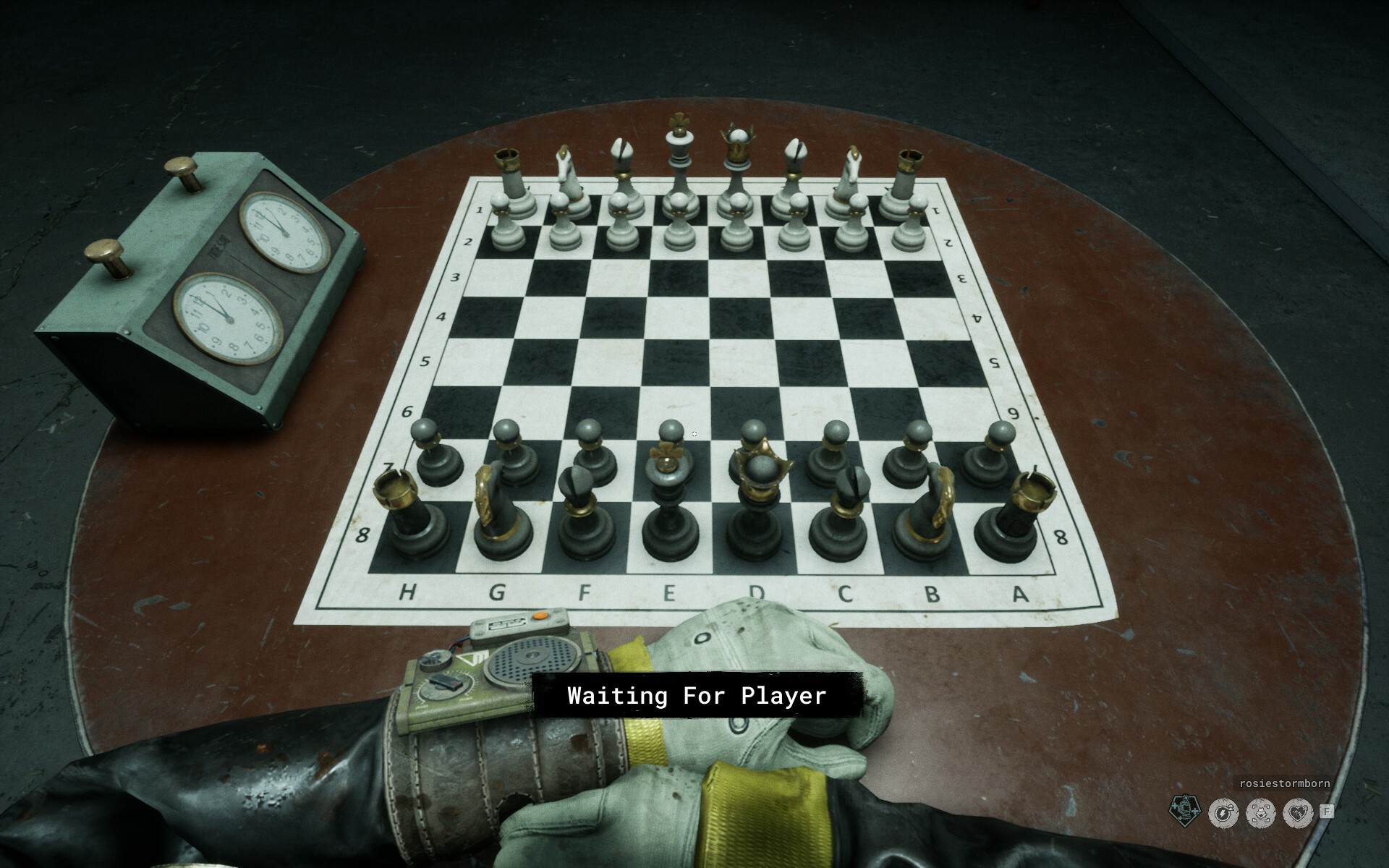 The Outlast Trials receberá mini game de Xadrez, disponível no